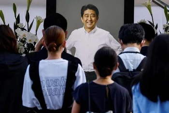 Nhiều người đến viếng ông Abe tại đền Zojoji ở Tokyo, ngày 11/7. (Ảnh: Reuters)