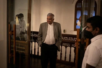 Ông Ranil Wickremesinghe tại Văn phòng Thủ tướng ở Colombo, Sri Lanka, ngày 24/5. (Ảnh: Reuters)