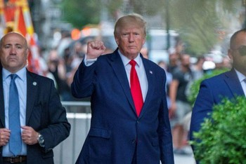 Ông Donald Trump tách ngoài Tháp Trump sau nhị ngày FBI lục soát dinh thự thự Mar-a-Lago, ngày 10/8/2022. (Ảnh: Reuters)