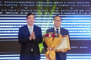 Chủ tịch Ủy ban nhân dân thành phố Đà Nẵng Lê Trung Chinh trao tặng Bằng khen cho ngài Souphanh Hadaoheuang, Tổng Lãnh sự Lào tại Đà Nẵng.