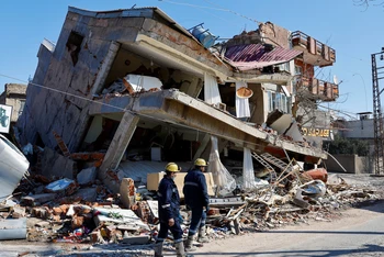 Lực lượng cứu nạn làm việc tại hiện trường tòa nhà bị sập tại Kahramanmaras, Thổ Nhĩ Kỳ. (Ảnh: Reuters)