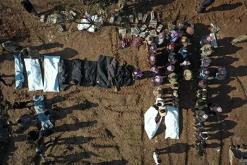 Chôn cất nạn nhân của động đất tại Jandaris, phía bắc Aleppo, Syria, ngày 8/2. (Ảnh: Reuters)