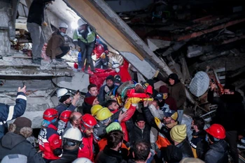 Lực lượng cứu nạn đưa người còn sống ra khỏi tòa nhà bị sập tại Hatay, Thổ Nhĩ Kỳ, ngày 10/2/2023. (Ảnh: Reuters)