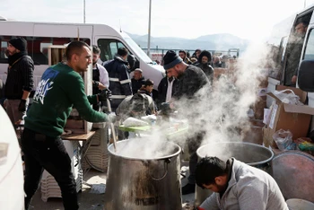 Các tình nguyện viên chuẩn bị thực phẩm cho người dân tại Hatay, Thổ Nhĩ Kỳ, ngày 6/2/2023. (Ảnh: Reuters)