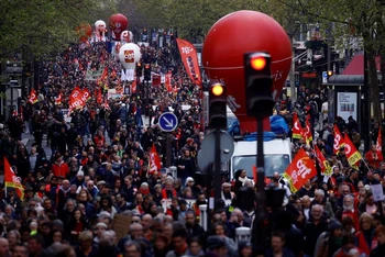 Đoàn người biểu tình tại Paris, Pháp, ngày 13/4/2023. (Ảnh: Reuters)