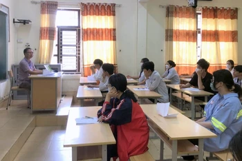 Các thí sinh được nghe phổ biến các quy chế, quy định của kỳ thi tốt nghiệp Trung học phổ thông trong chiều 27/6.
