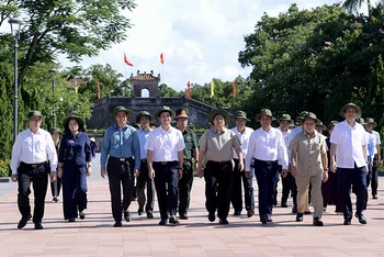 Thủ tướng Phạm Minh Chính dâng hương tưởng niệm tại Di tích Thành cổ Quảng Trị