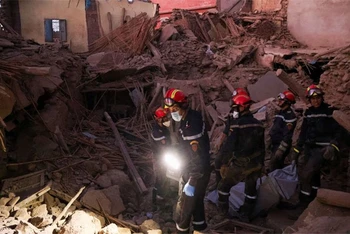 Lực lượng cứu nạn đưa thi thể nạn nhân ra khỏi đống đổ nát tại Amizmiz, Maroc, ngày 10/9/2023. (Ảnh: Reuters)