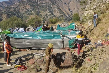 Hiện trường vụ tai nạn xe khách tại khu vực Kashmir của Ấn Độ ngày 15/11/2023. (Ảnh: AFP/TTXVN)