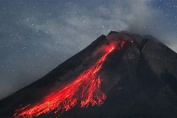 Dung nham phun trào từ núi lửa Merapi, nhìn từ làng Wonokerto, Yogyakarta, Indonesia, ngày 9/8/2023. (Ảnh: AFP/TTXVN) 