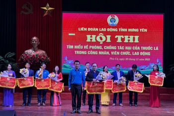 Ban tổ chức trao giải cho các đội đoạt giải tại hội thi.