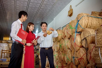 Agribank Ðồng Tháp đồng hành cùng doanh nghiệp xuất khẩu sản phẩm thủ công mỹ nghệ làm từ cây lục bình.