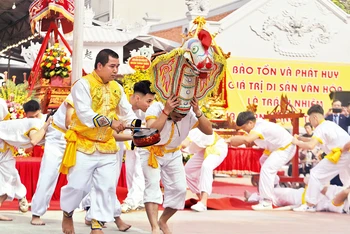 Biểu diễn múa trong lễ hội đình Trường Lâm.
