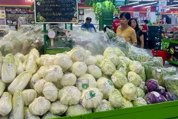 Người tiêu dùng mua sắm tại siêu thị Winmart Ðà Nẵng. (Ảnh ÐĂNG DUY)