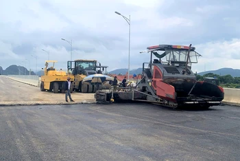 Nhà thầu dự án cao tốc Mai Sơn-Quốc lộ 45 khẩn trương hoàn thiện những công đoạn cuối, đưa công trình vào khai thác đồng bộ dịp Quốc khánh 2/9.