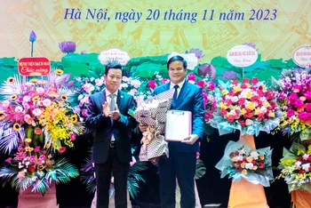 Giám đốc Đại học Quốc gia Hà Nội Lê Quân (bên trái) trao quyết định bổ nhiệm chức vụ Phó Hiệu trưởng Trường đại học Y Dược, Đại học Quốc gia Hà Nội cho Giám đốc Bệnh viện Bạch Mai Đào Xuân Cơ.