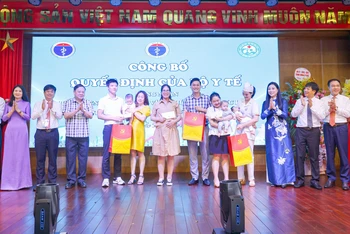 Bí thư Tỉnh ủy Hoàng Thị Thúy Lan tặng quà cho các cặp vợ chồng vô sinh, hiếm muộn.