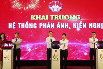 Các đại biểu đã nhấn nút khai trương ứng dụng Phản ánh, kiến nghị.