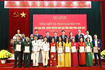 Các thí sinh đoạt giải chụp ảnh cùng ban tổ chức hội thi.