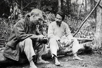 Chủ tịch Hồ Chí Minh và Hoàng thân Xuphanuvông, tháng 5/1950 tại Tuyên Quang. (Ảnh tư liệu)