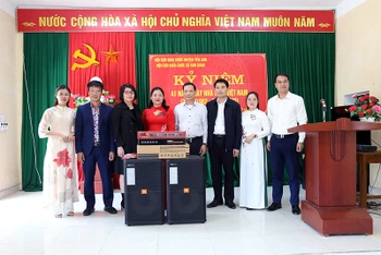 Lãnh đạo Ủy ban nhân dân huyện Yên Sơn, Văn phòng Báo Nhân Dân tại Tuyên Quang và nhà tài trợ trao tặng hệ thống loa cho Trường mầm non xã Kim Quan.
