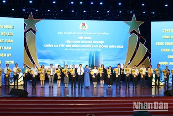 Tôn vinh các doanh nghiệp.
