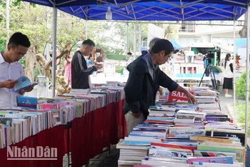 Nhiều người tìm đến mua sách tại ngày hội.