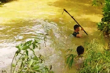 Lực lượng cứu hộ đang tìm kiếm nạn nhân bị lũ ống cuốn mất tích, tại thị trấn Phong Hải, huyện Bảo Thắng, Lào Cai. (Ảnh: TL)