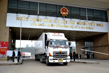 Hiện tại, mỗi ngày có khoảng 400 tấn sầu riêng xuất khẩu sang Trung Quốc, qua Cửa khẩu đường bộ Kim Thành-Lào Cai. (Ảnh: QUỐC HỒNG)