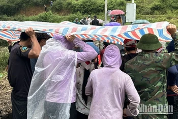 Lực lượng cứu hộ đã tìm thấy nạn nhân cuối cùng trong vụ lũ ống cuốn mất tích 7 người ở xã Liên Minh, thị xã Sa Pa-Lào Cai. (Ảnh: MẠNH HÙNG)