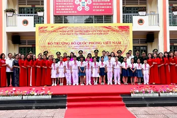 Trao tặng màn hình Led ngoài trời cỡ lớn và 30 bộ máy tính cho học sinh Lào Cai. (Ảnh: TRUNG DŨNG)