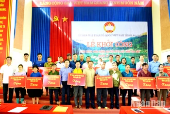 Lãnh đạo Ủy ban Mặt trận Tổ quốc tỉnh Lào Cai trao tiền hỗ trợ xây nhà đại đoàn kết cho hộ nghèo ở xã vùng sâu Nậm Lúc, huyện Bắc Hà. (Ảnh: QUỐC HỒNG)