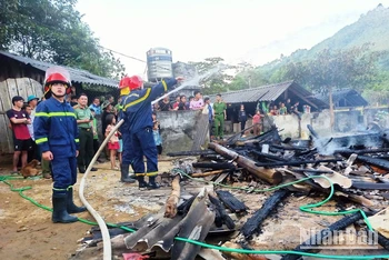 Lực lượng chức năng đã dập tắt vụ cháy nhà ở xã Phong Niên, huyện Bảo Thắng, Lào Cai. ( Ảnh: MINH ĐỨC)