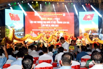 Tối 10/11, tại thành phố Lào Cai đã khai mạc Hội chợ thương mại quốc tế Việt-Trung, sau hơn 3 năm bị gián đoạn do đại dịch Covid-19. ( Ảnh: QUỐC HỒNG)