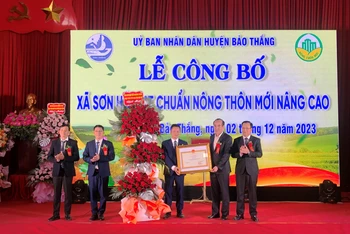 Trao Bằng công nhận đạt chuẩn Nông thôn mới nâng cao cho cán bộ, nhân dân xã Sơn Hải (Bảo Thắng-Lào Cai). (Ảnh: QUỐC HỒNG)