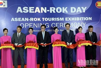 Các đại biểu cắt băng khai mạc Triển lãm Du lịch ASEAN-Hàn Quốc.