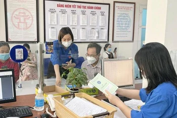 Tuổi trẻ Bảo hiểm xã hội quận Hà Đông (Hà Nội) hỗ trợ người dân làm thủ tục hành chính (Ảnh: nhandan.vn).