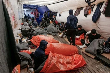 Người di cư ngủ trên boong của tàu cứu hộ “Ocean Viking” trên biển Địa Trung Hải ngày 6/11/2022 (Ảnh: SOS Mediterranee/ Reuters)