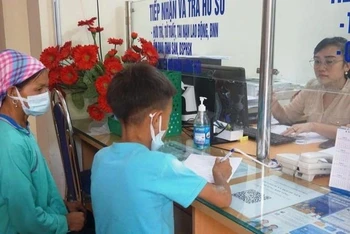 Mua bảo hiểm y tế cho học sinh ở huyện Bát Xát, Lào Cai. (Ảnh: Quốc Hồng)