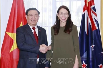 Chủ tịch Quốc hội Vương Đình Huệ hội kiến Thủ tướng New Zealand Jacinda Ardern. (Ảnh: TTXVN)
