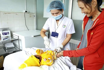 Tiêm vaccine viêm gan B sơ sinh tại Trung tâm Y tế huyện Đắk Đoa, Gia Lai. 