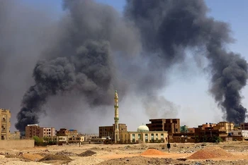 Khói bốc lên trên các tòa nhà sau trận oanh tạc từ trên không, trong cuộc đụng độ giữa nhóm Các lực lượng hỗ trợ nhanh (RSF) và quân đội Sudan ở Bắc Khartoum, Sudan, ngày 1/5/2023. (Ảnh: Reuters) 