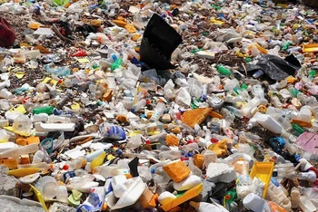 Một lượng lớn rác thải nhựa trôi dạt vào bờ cảng ở Port Moresby, Papua New Guinea, ngày 19/11/2018. (Ảnh: Reuters)