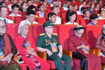 Các Bà mẹ Việt Nam Anh hùng, Anh hùng Lực lượng vũ trang nhân dân dự Hội nghị biểu dương người có công tiêu biểu toàn quốc năm 2023. (Ảnh: Đăng Khoa)