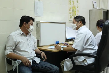 Khám, tư vấn cho người bệnh tại Bệnh viện Trung ương Huế. (Ảnh: nhandan.vn)