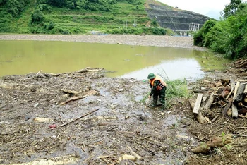 Lực lượng chức năng tìm kiếm nạn nhân bị lũ cuốn mất tích ở các con suối và hồ thủy điện ở thị xã Sa Pa, Lào Cai.