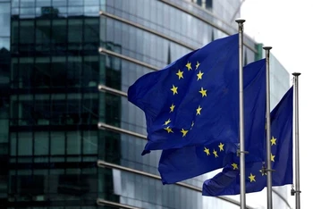 Cờ châu Âu tung bay bên ngoài trụ sở Ủy ban châu Âu tại Brussels, Bỉ ngày 20/ 9/2023. (Ảnh: Reuters)