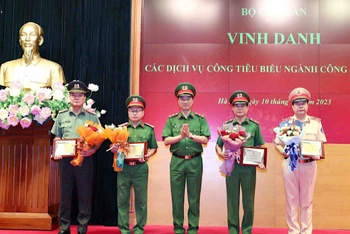 Thứ trưởng Công an Nguyễn Duy Ngọc tặng hoa chúc mừng các đơn vị có dịch vụ công trực tuyến tiêu biểu của ngành Công an.