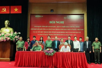 Đại tướng Tô Lâm và đồng chí Đỗ Văn Chiến ký kết Chương trình phối hợp.