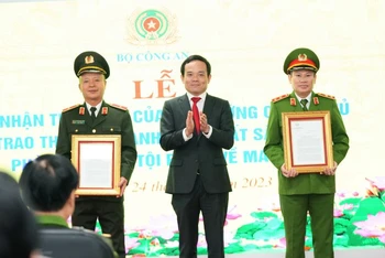 Phó Thủ tướng Trần Lưu Quang trao Thư khen của Thủ tướng Chính phủ cho các tập thể có thành tích xuất sắc trong phòng, chống tội phạm về ma túy, Bộ Công an.